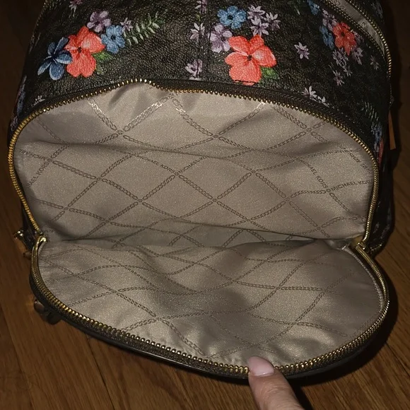 Backpack - Picture 4 of 5